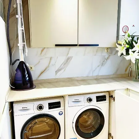 Semesterbostad Cheerful Townhouse Center 5 Bedrooms Pool And Terrace