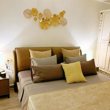 Semesterbostad Cheerful Townhouse Center 5 Bedrooms Pool And Terrace