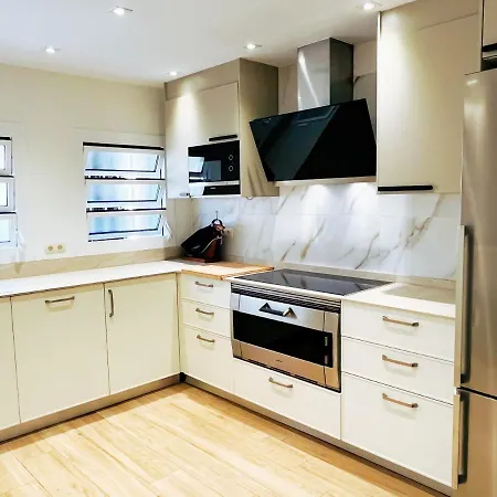 Cheerful Townhouse Center 5 Bedrooms Pool And Terrace Semesterbostad